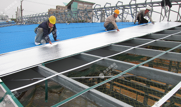 廠房隔熱_新建C型鋼上隔熱_隔熱毯重疊搭接使用雙面膠帶黏合_熱盾案例6